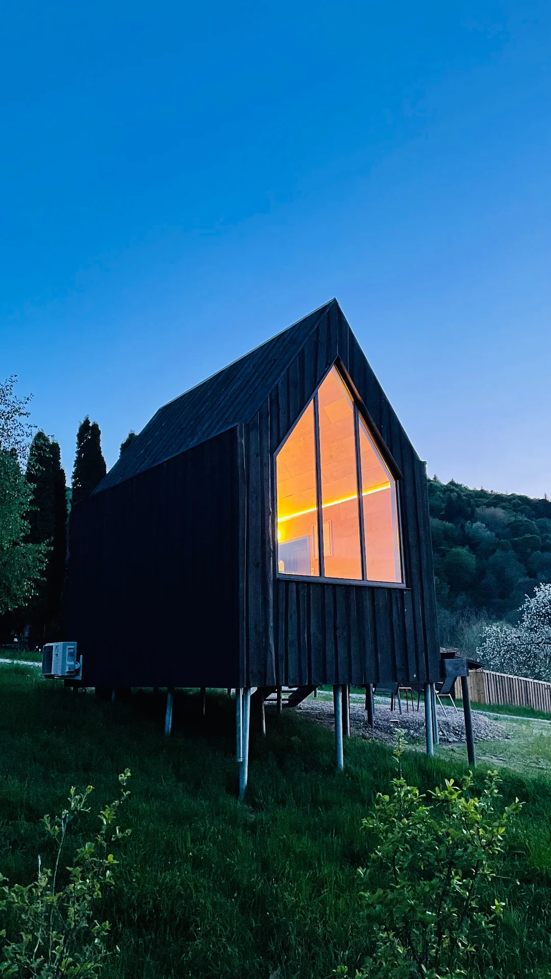 Bungalou luminat la asfințit