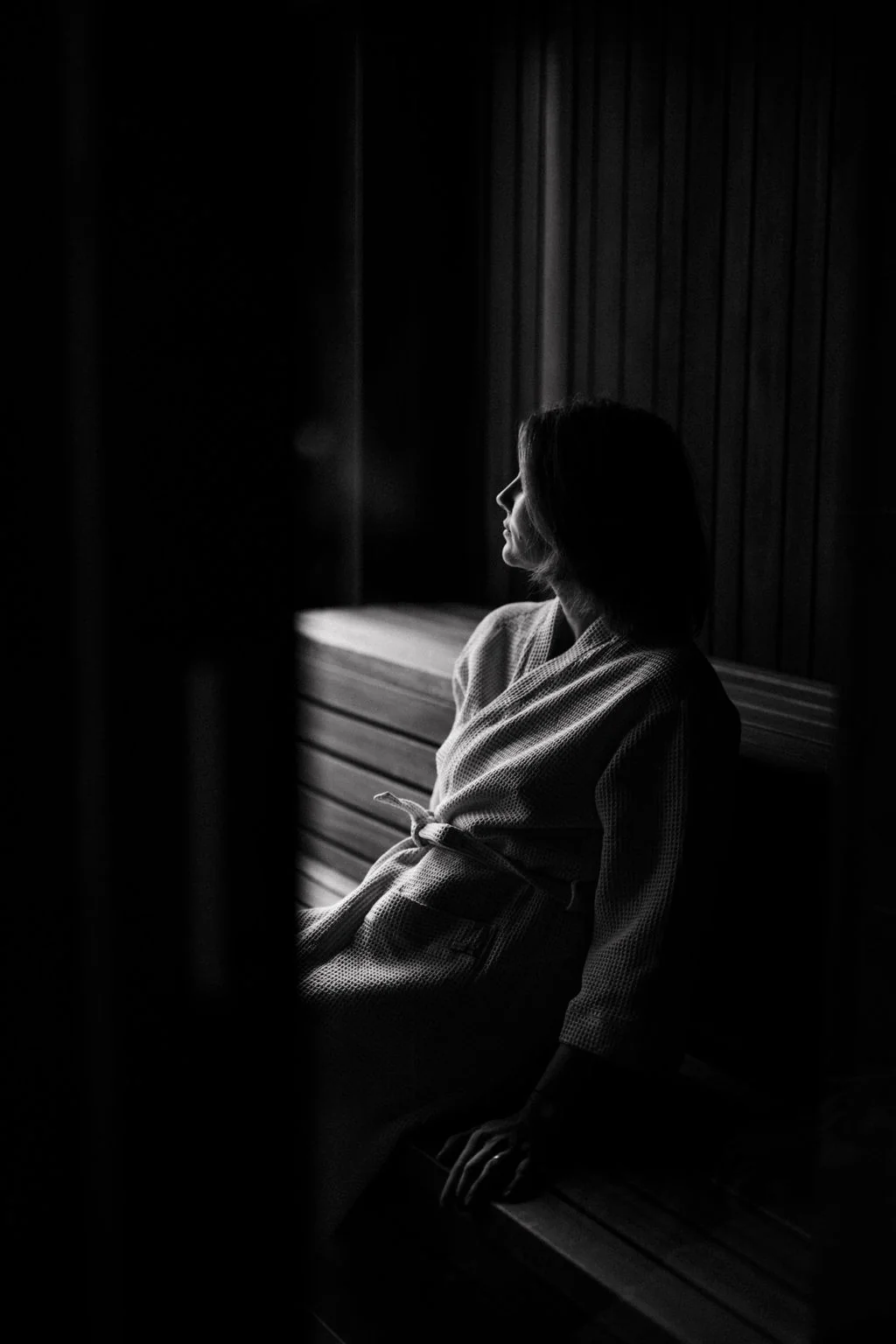 Portret alb-negru în halat, intimitate în Vortex SPA