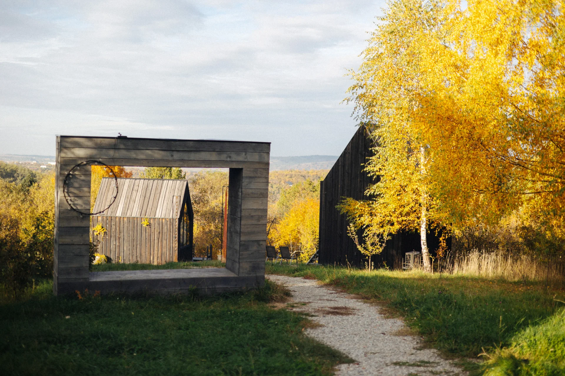 Vedere aeriană peste restaurantul Vatra și bungalourile Portal Village