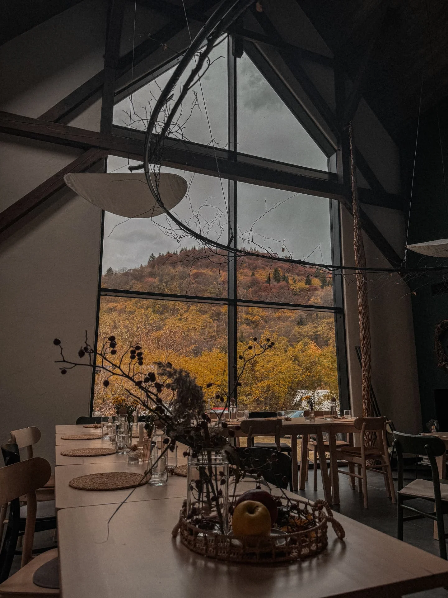 Interior restaurant Vatra cu vedere spre pădurea de toamnă