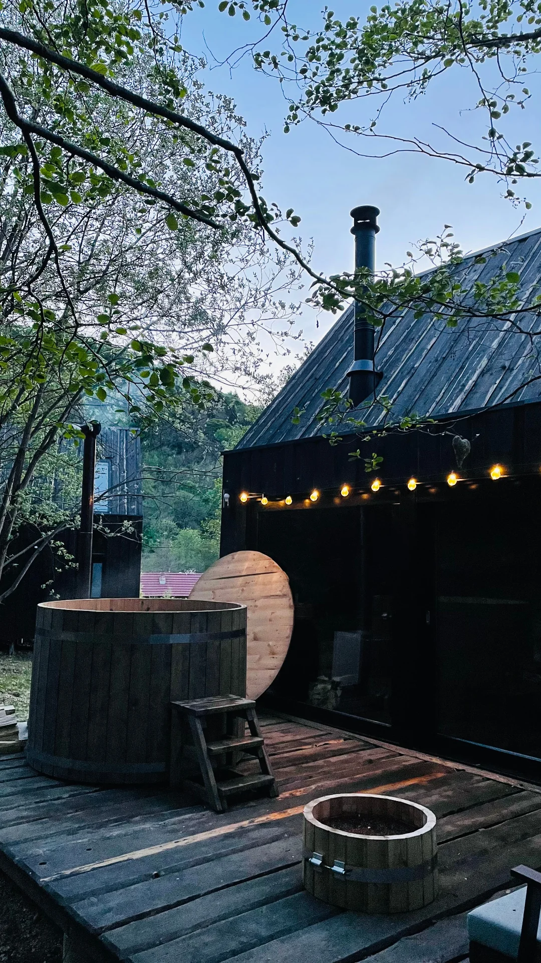 Vortex SPA în lumina amurgului, ciubăr și saună pe deck