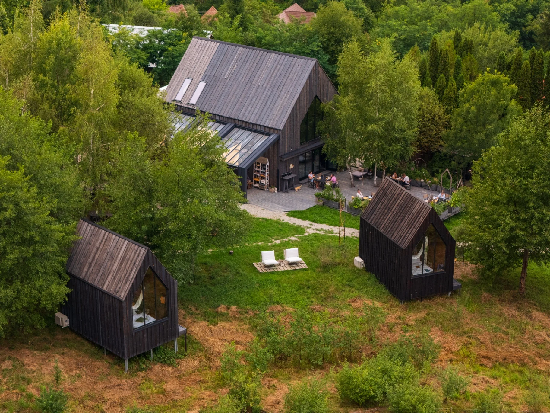 Vedere aeriană peste restaurantul Vatra și bungalourile Portal Village