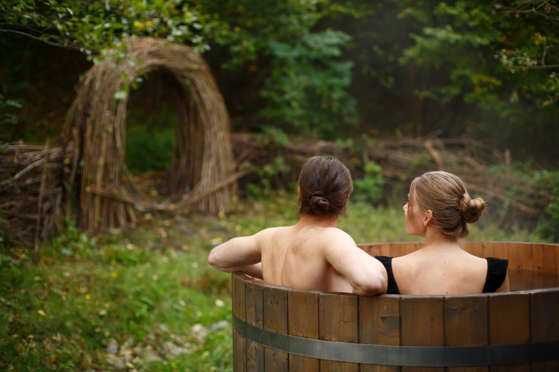 Cuplu în ciubăr, relaxare în natura Vortex SPA