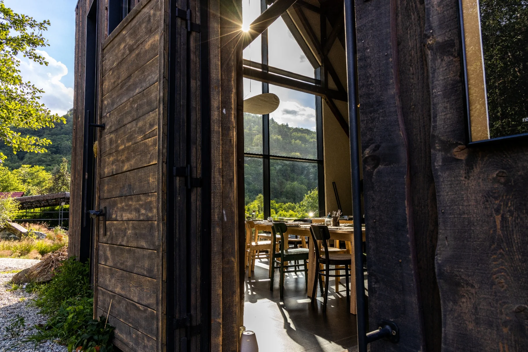 Intrarea către Green Bistro Vatra, cu vedere spre pădure