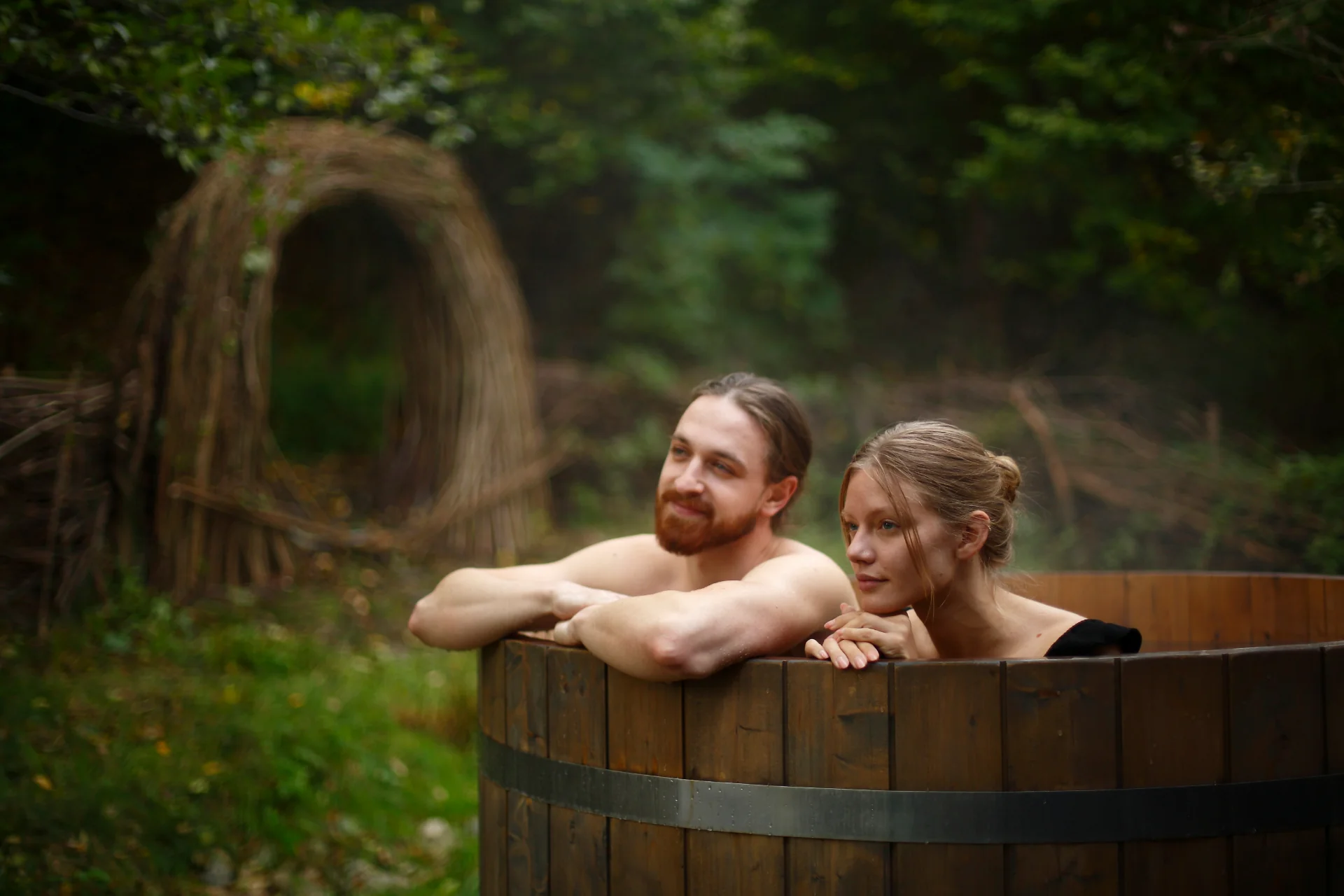 Cuplu relaxându-se în ciubărul Vortex SPA, înconjurat de pădure